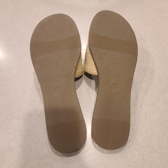 Universal Thread | Women's Nesryn Raffia Shell Ornament Slide Sandals Tan - Picture 3 of 3